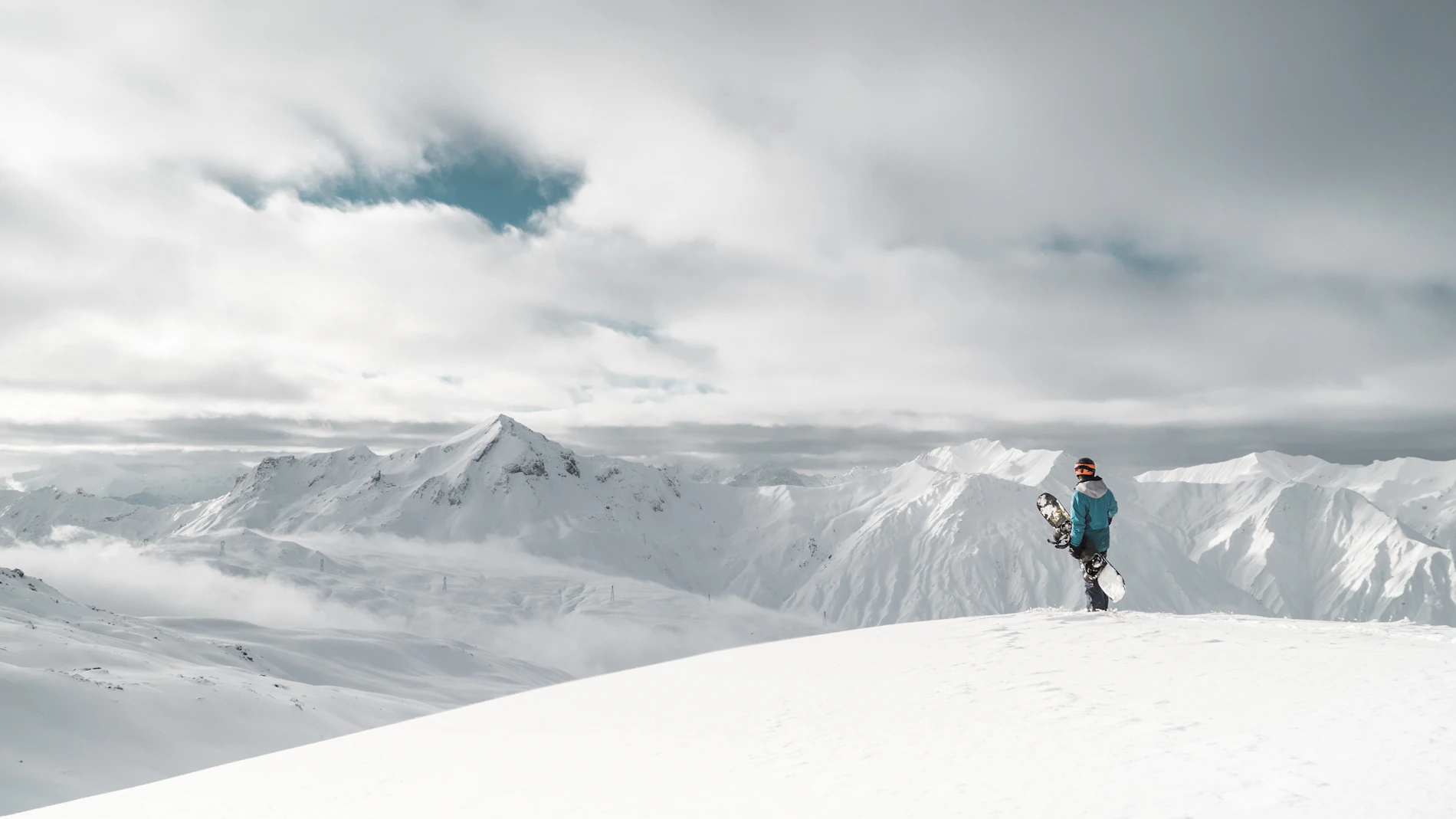 Skieur dans un domaine de haute montagne enneigé