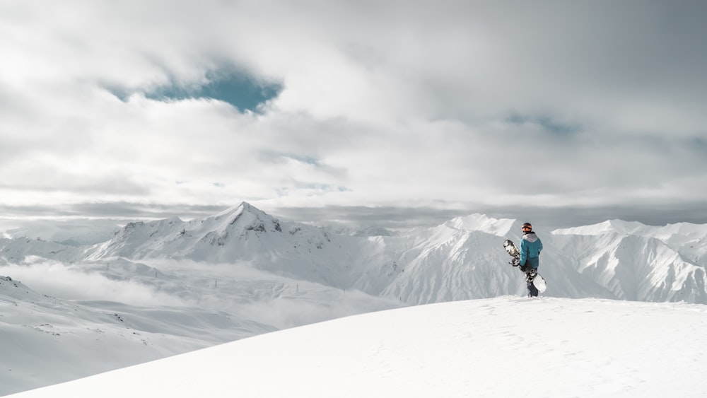 Persona de pie en el acantilado de nieve blanca