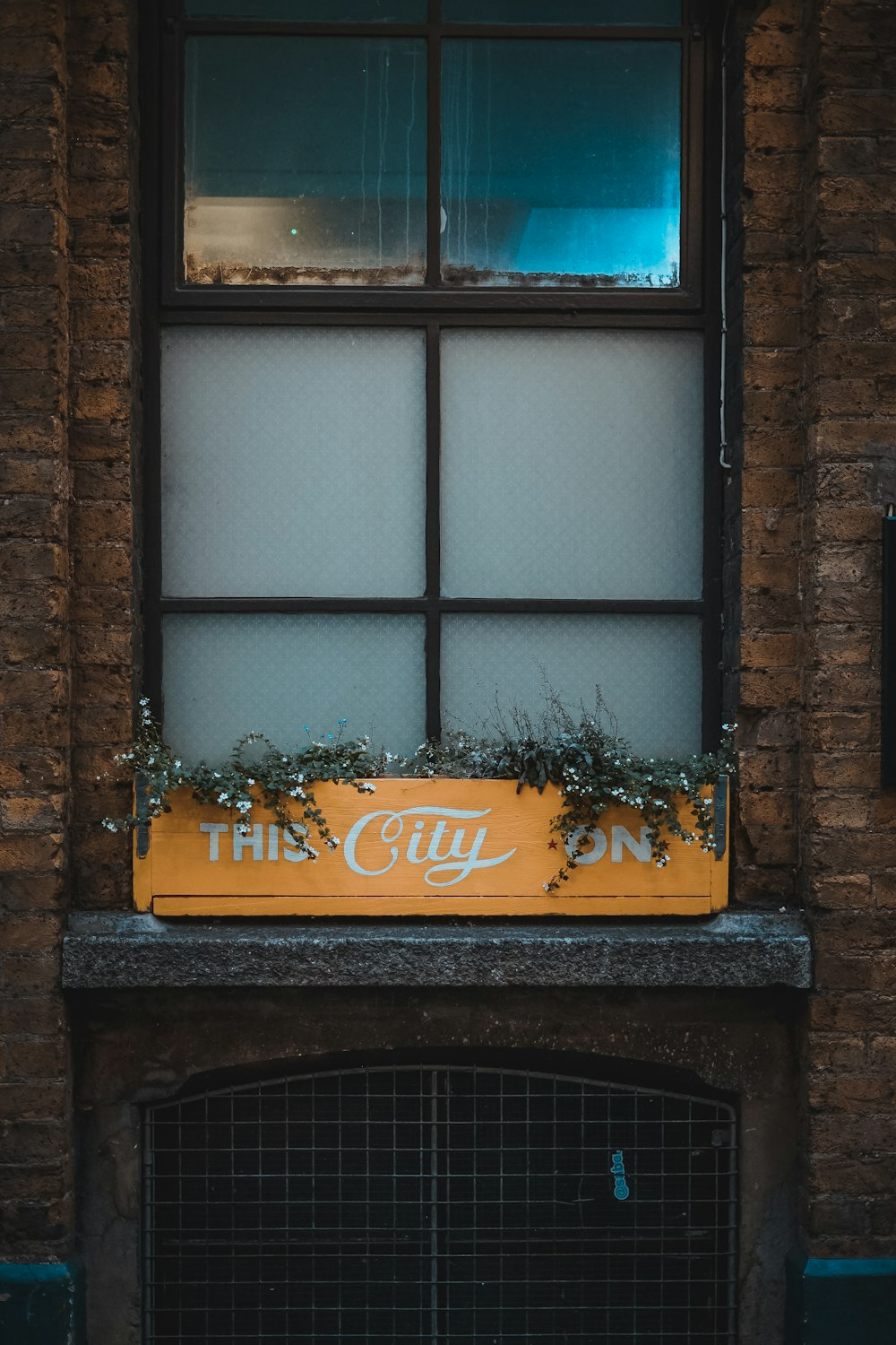 El letrero de la ciudad cerca de la ventana