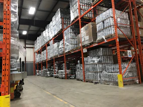Estanterías con palés almacenados de forma segura