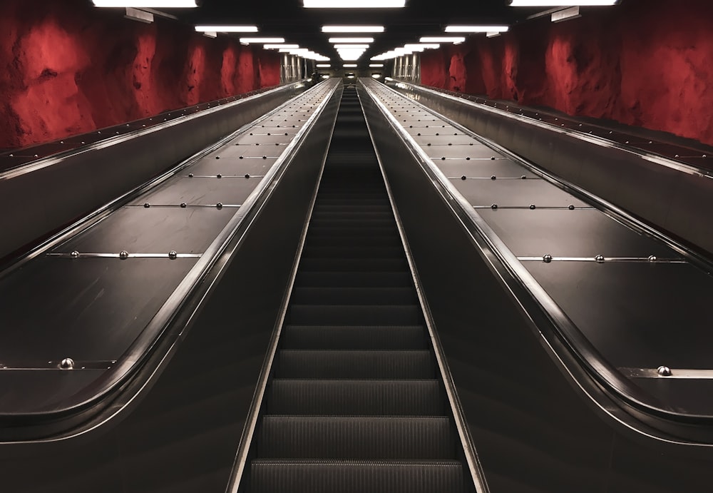 Escalera mecánica negra sin gente