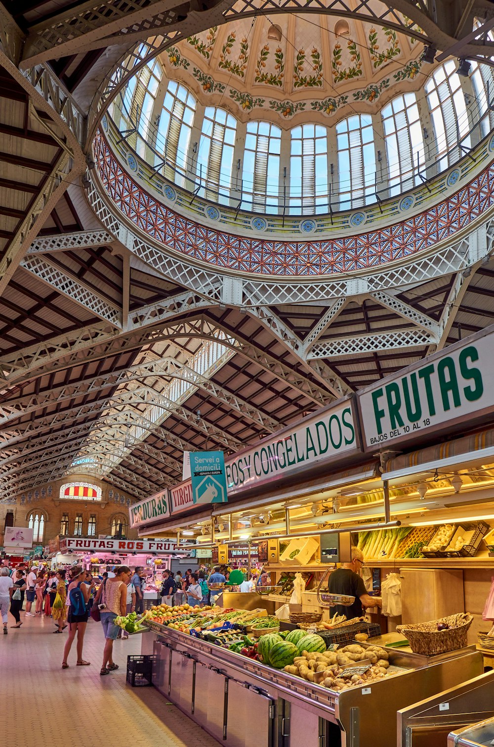 Gente caminando dentro del mercado de frutas