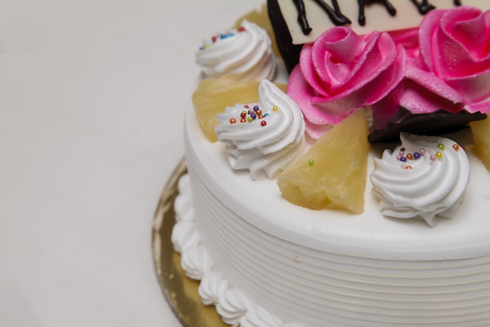 white icing-coated cake