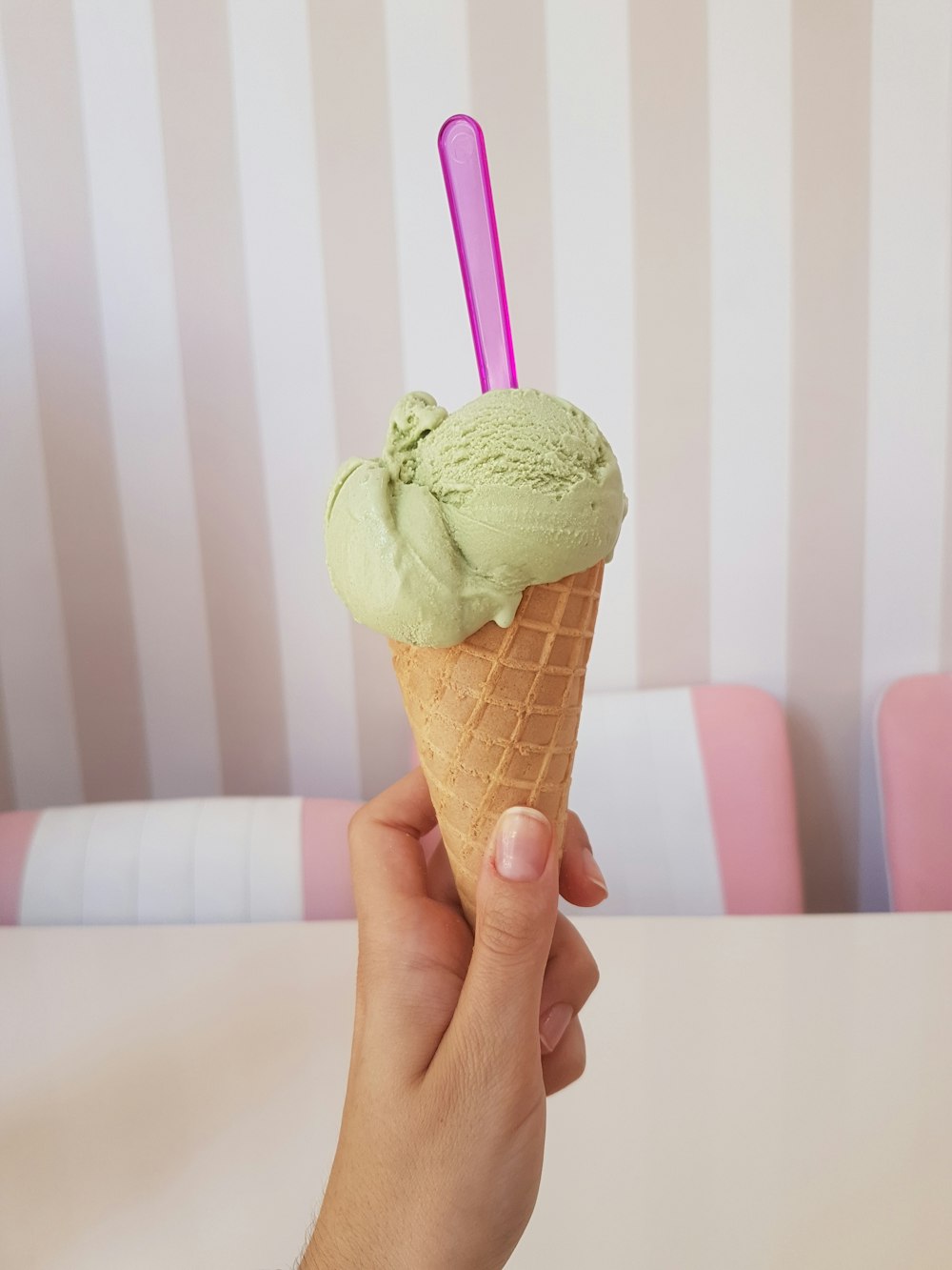 緑のアイスクリームを持つ女性