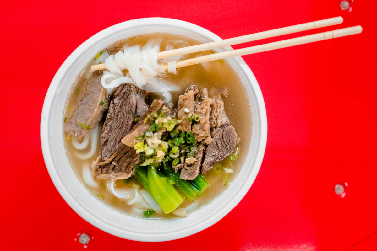 Cận cảnh tô canh thịt bò cay với nước dùng đỏ sậm