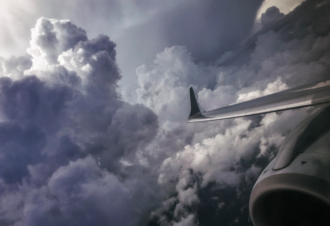 Самолеты столкнувшиеся в небе. Самолет в грозовом облаке. Облака турбулентность. Турбулентность в небе. Самолет турбулентность небо.