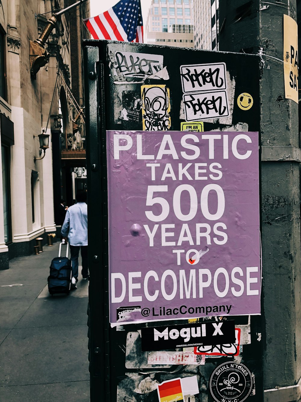 Plástico leva 500 anos para decompor cartaz em superfície preta