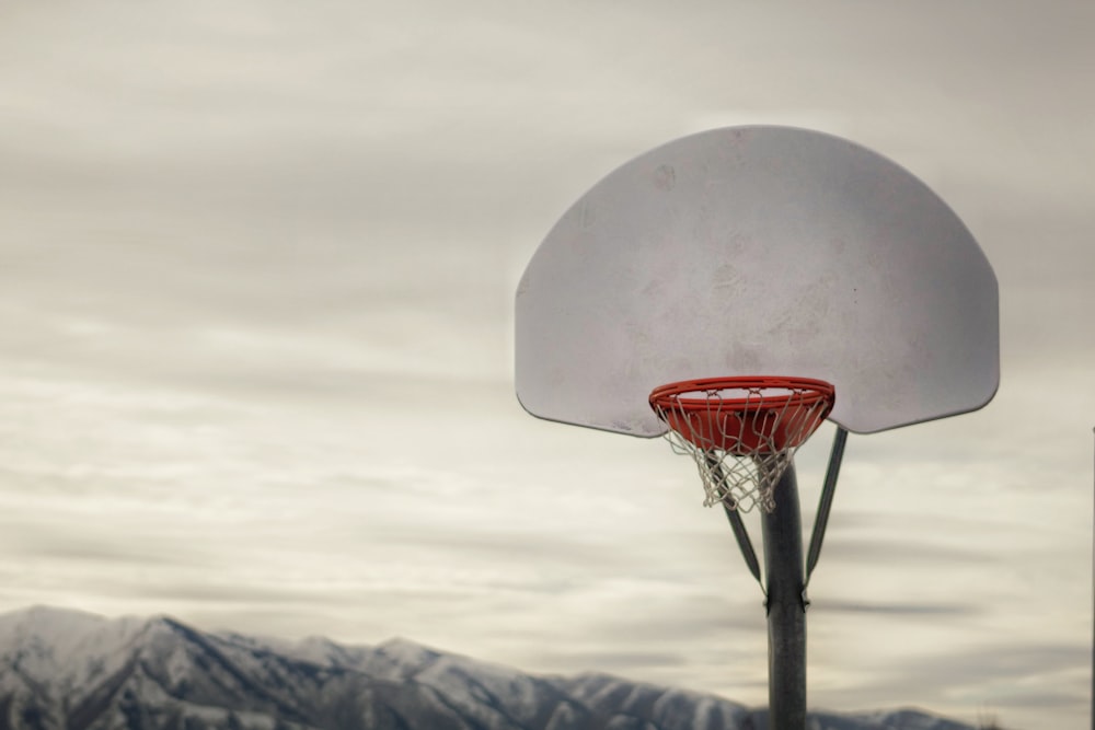 canestro da basket bianco e rosso