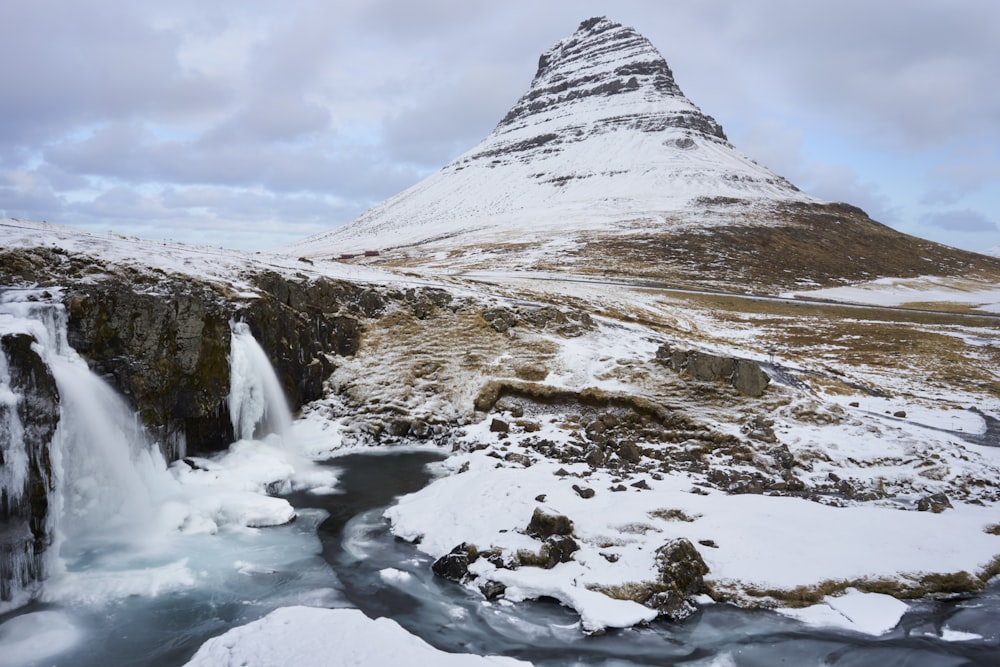 Berg mit Schnee während des Tages