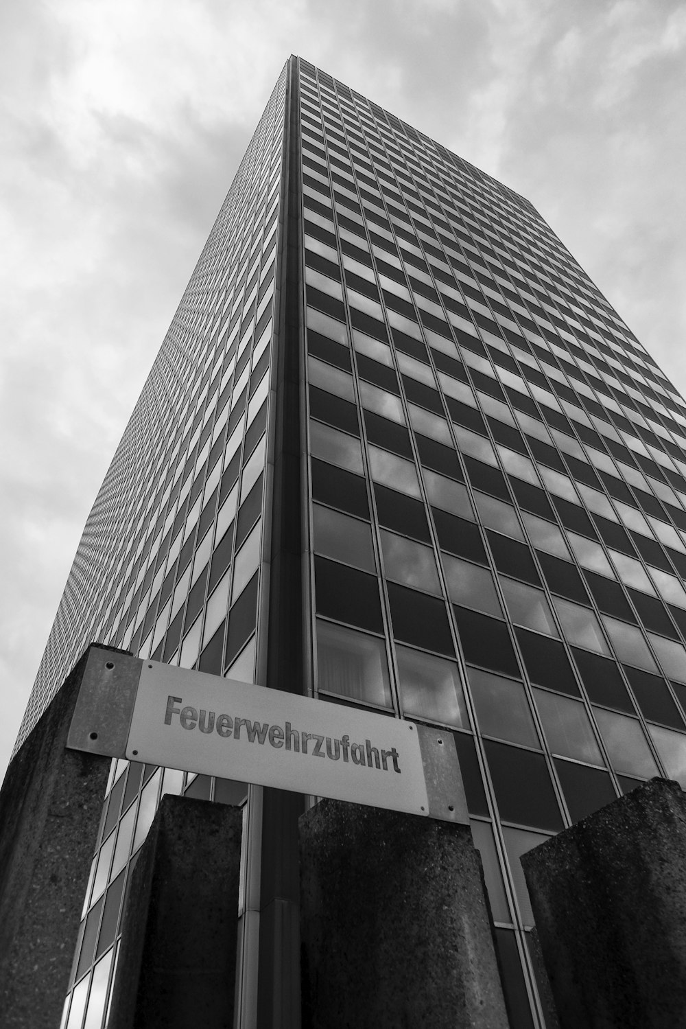 edificio de hormigón gris bajo el cielo nublado