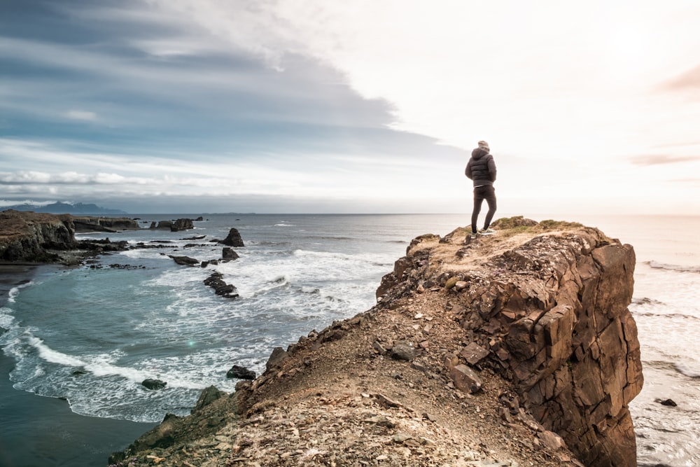 homme sur le bord de la falaise