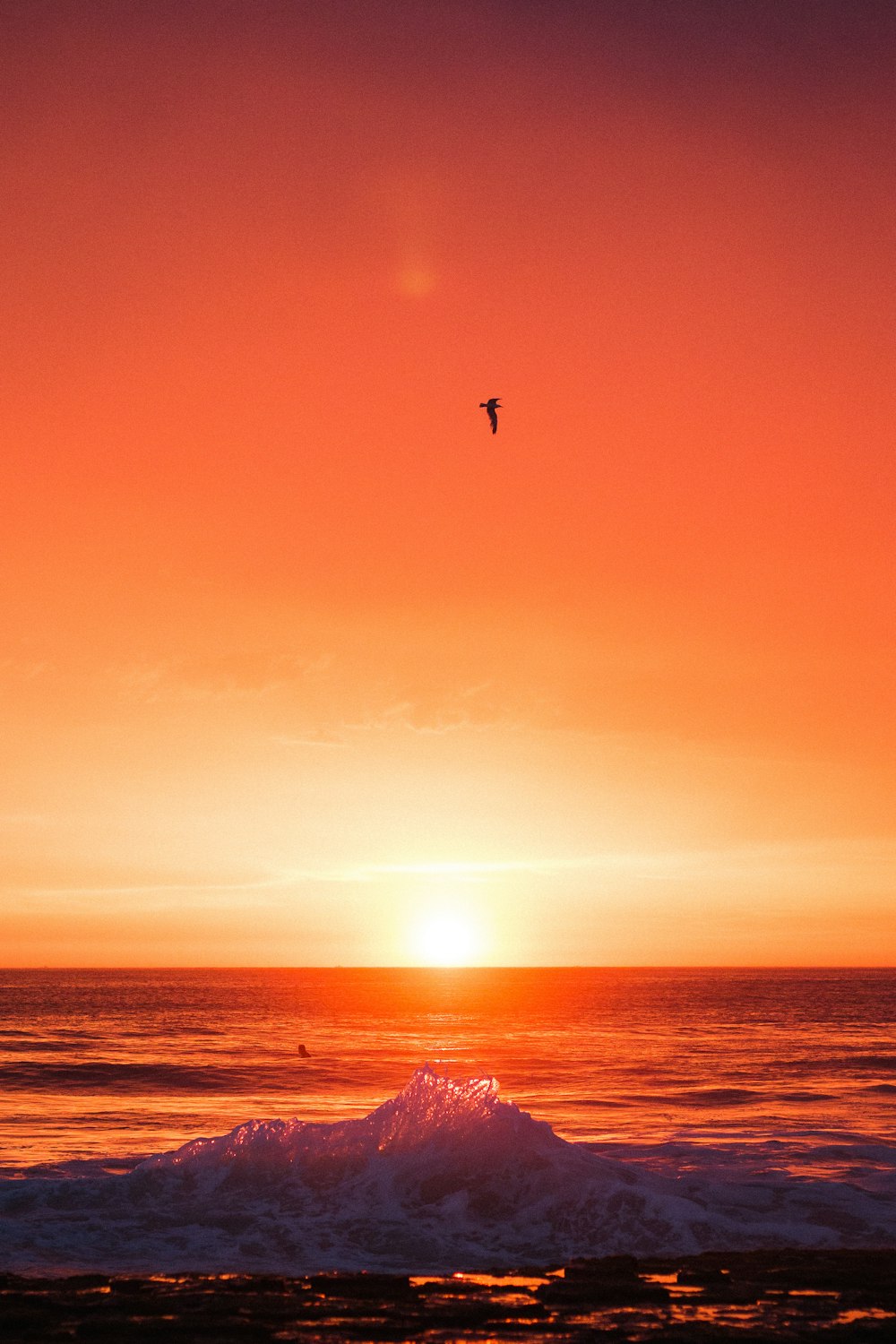 Olas de mar durante la puesta de sol