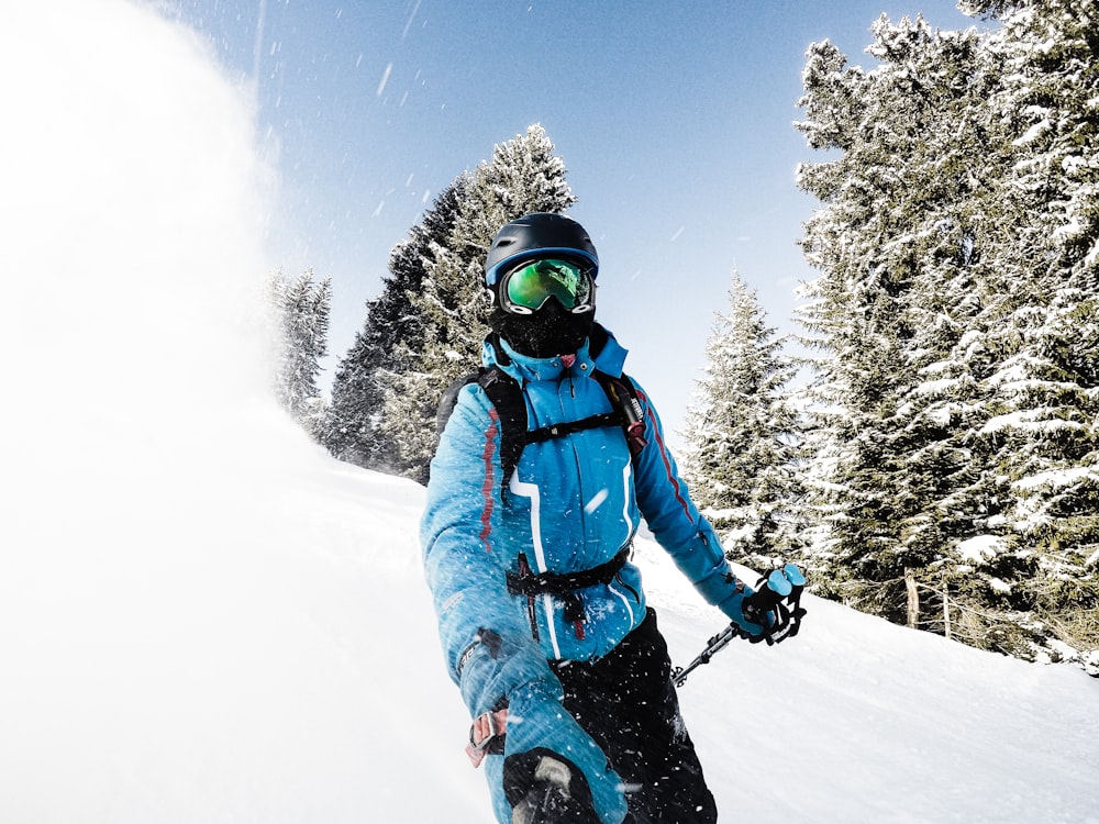 persona che scia sulla neve mentre scatta un selfie