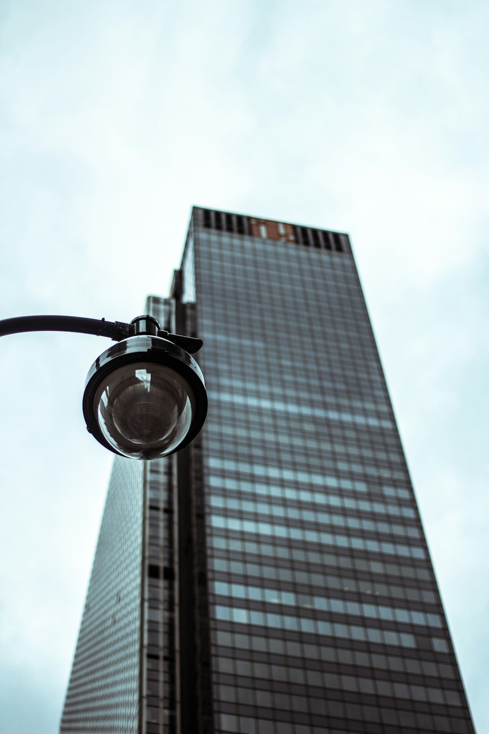 fotografia de baixo ângulo do edifício