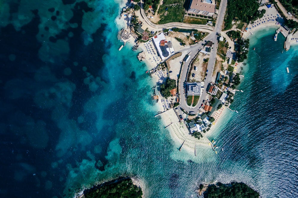 fotografia aerea della casa accanto allo specchio d'acqua