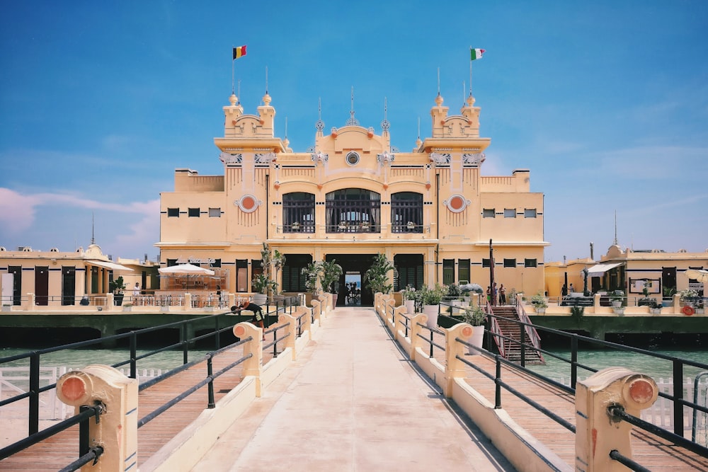 edificio in cemento marrone