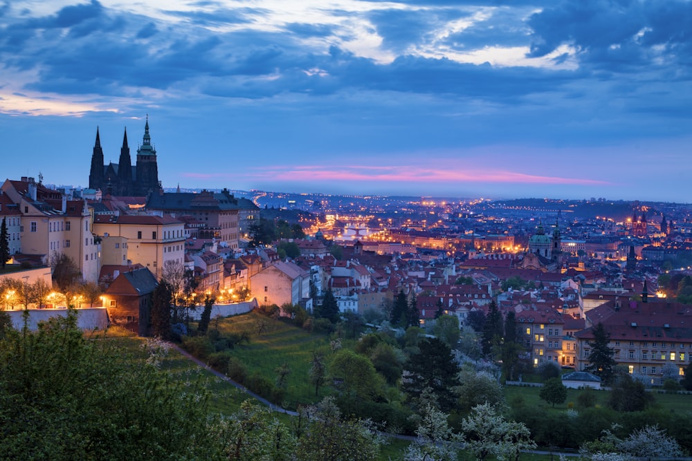 Luftaufnahme der Stadt bei Nacht