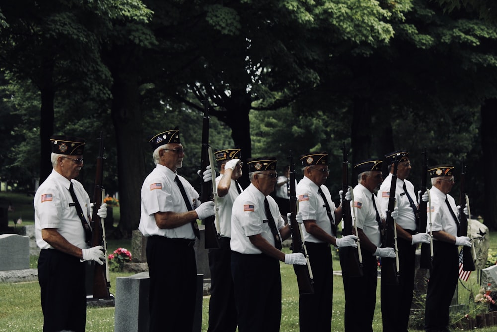 Hombre de uniforme blanco