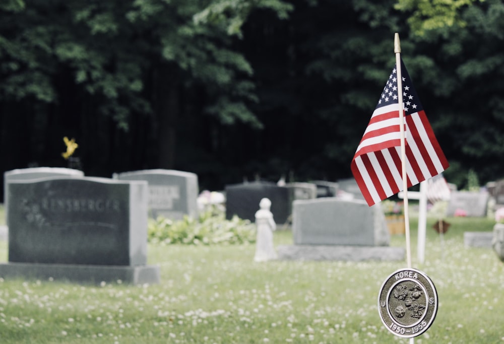 墓の近くにあるアメリカ国旗