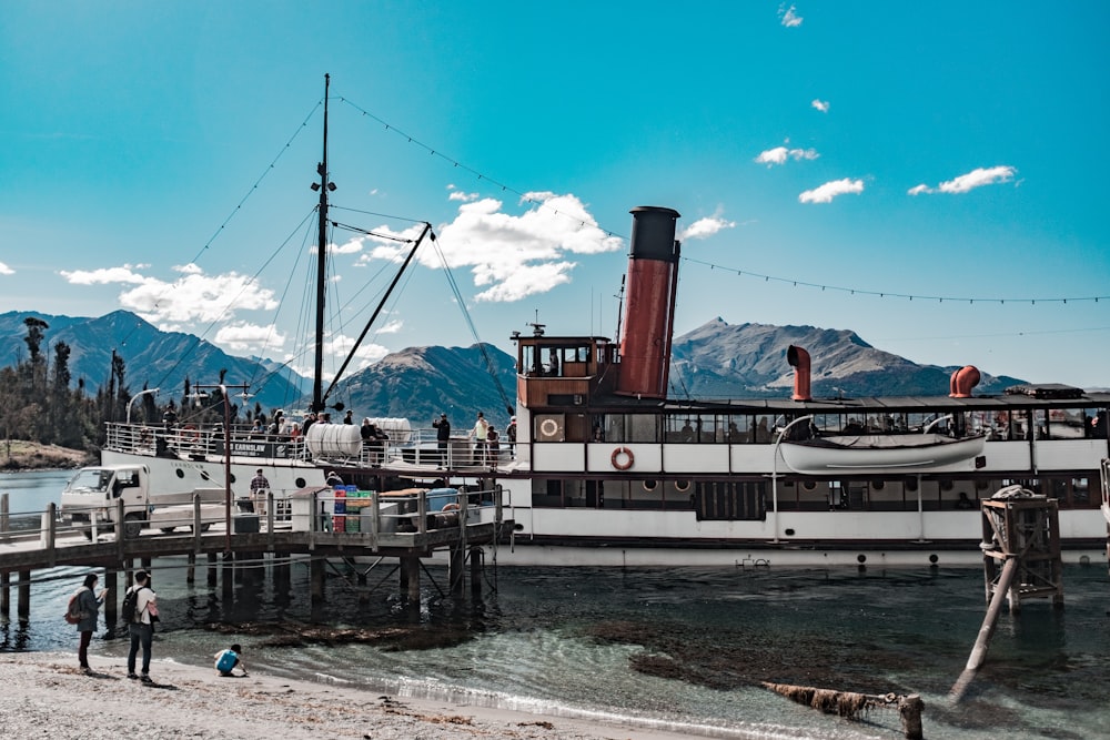 Bateau de croisière blanc et noir près du quai