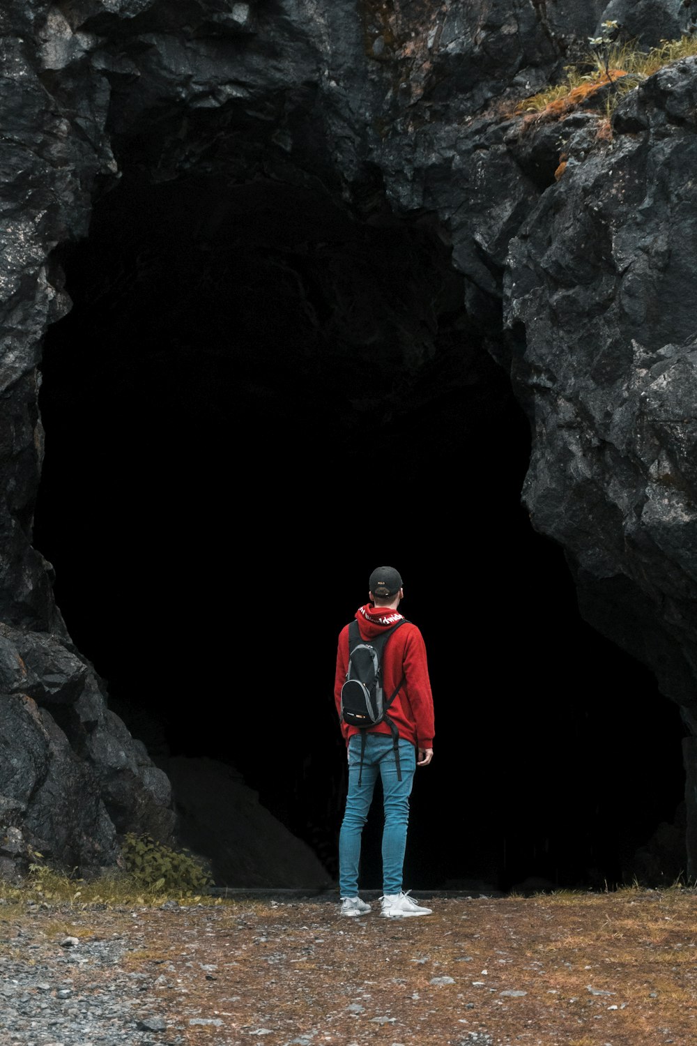 동굴 앞에 서 있는 사람