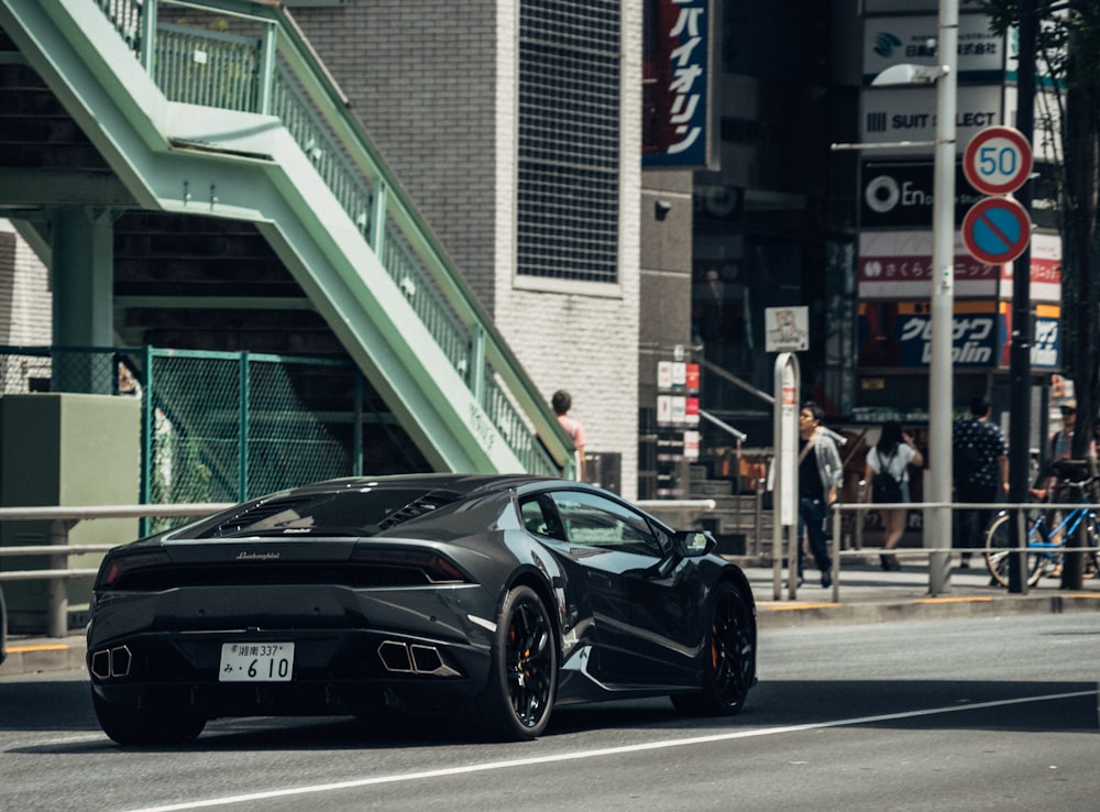 Schwarzes Sportcoupé in der Nähe der Treppe