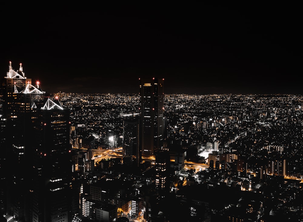 Städtische Gebäude in der Nacht