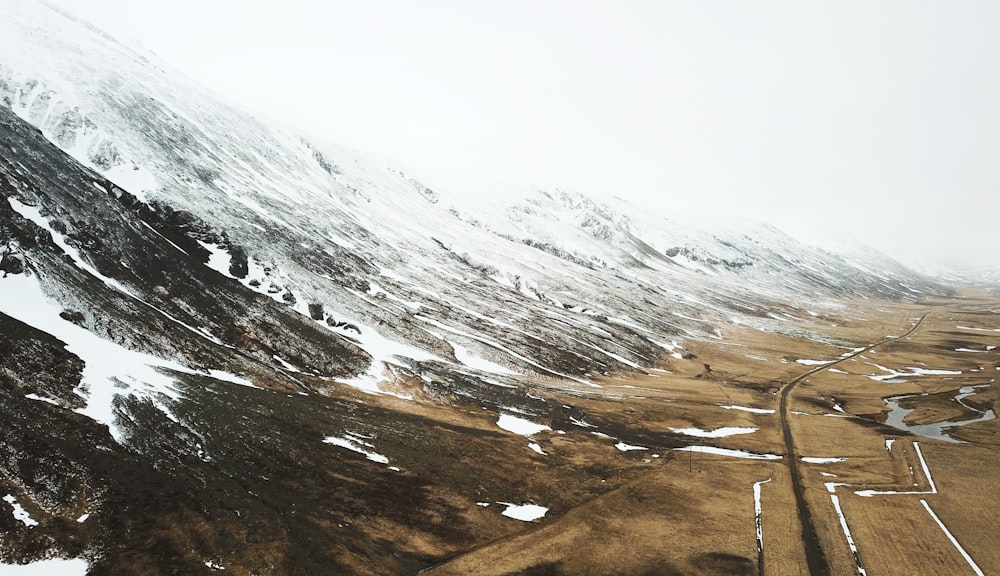 Photographie aérienne de montagnes enneigées de jour