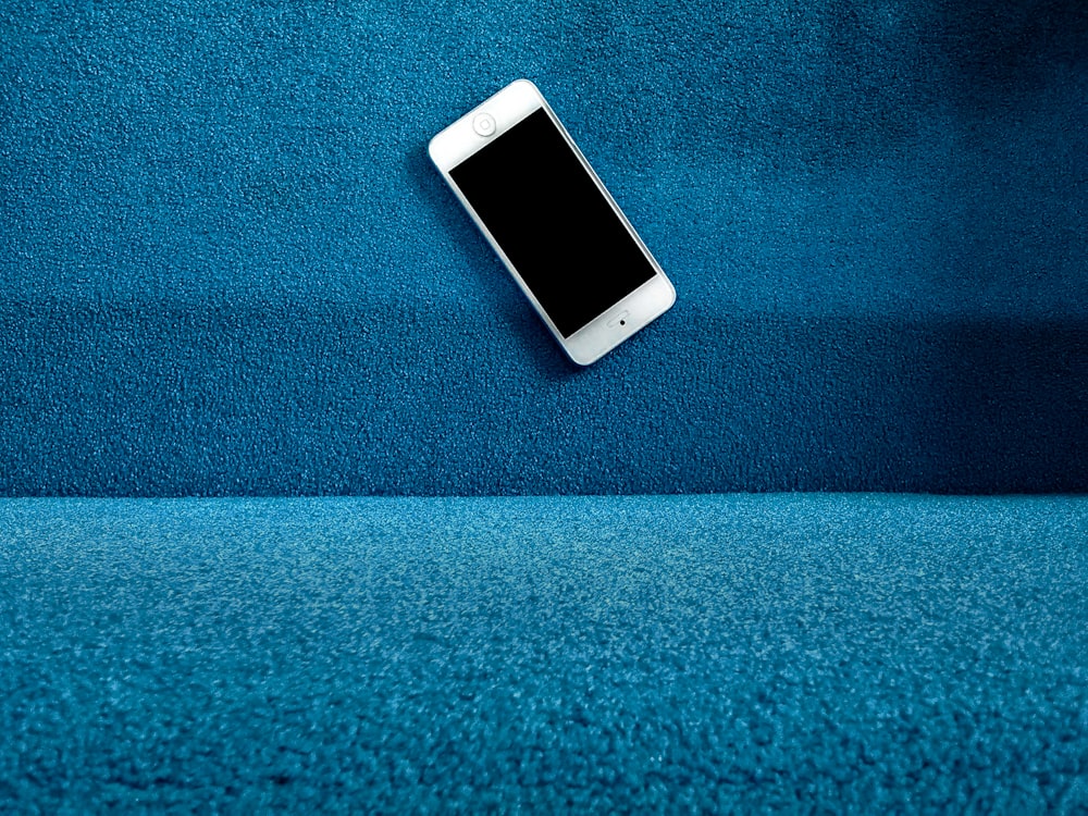 iPod touch azul no pavimento azul