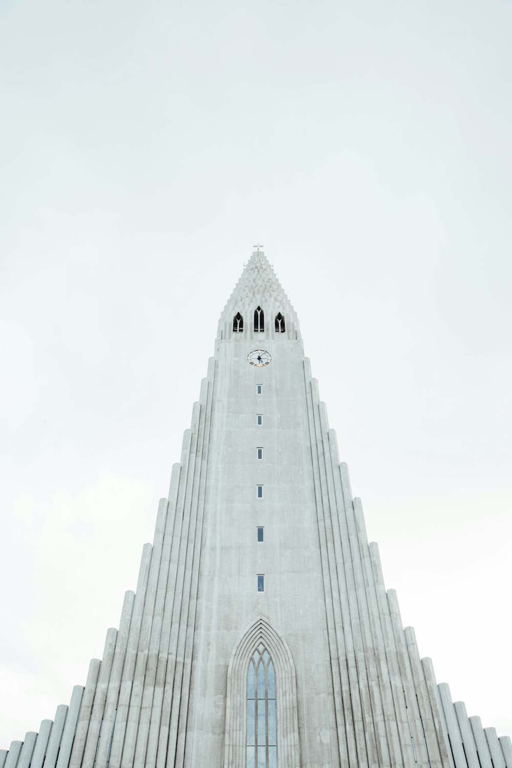 회색 콘크리트 성당