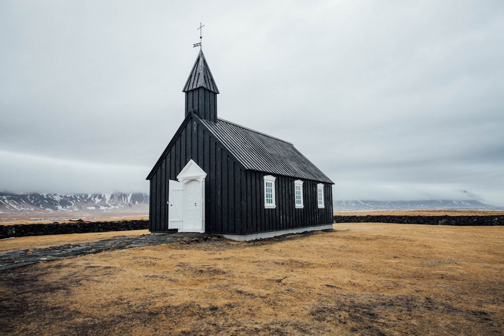 église en noir et blanc