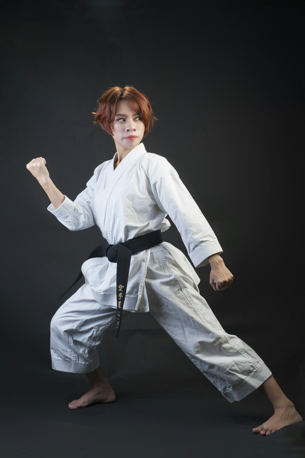 Frau mit Karate GI