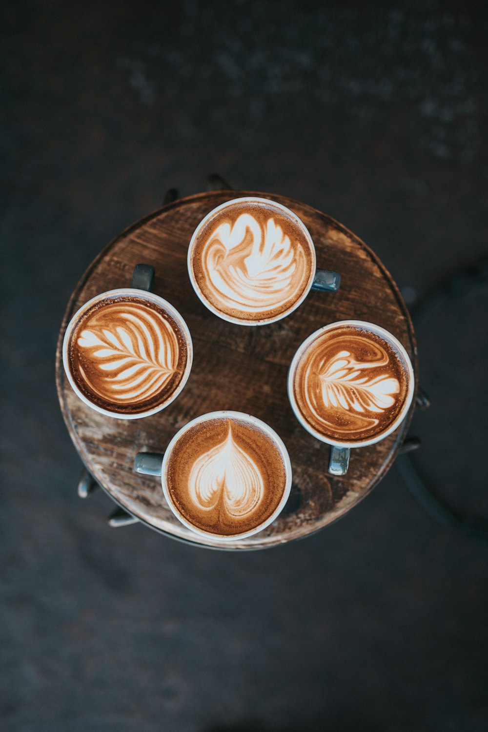 Fotografía aérea de café con leche sobre la mesa