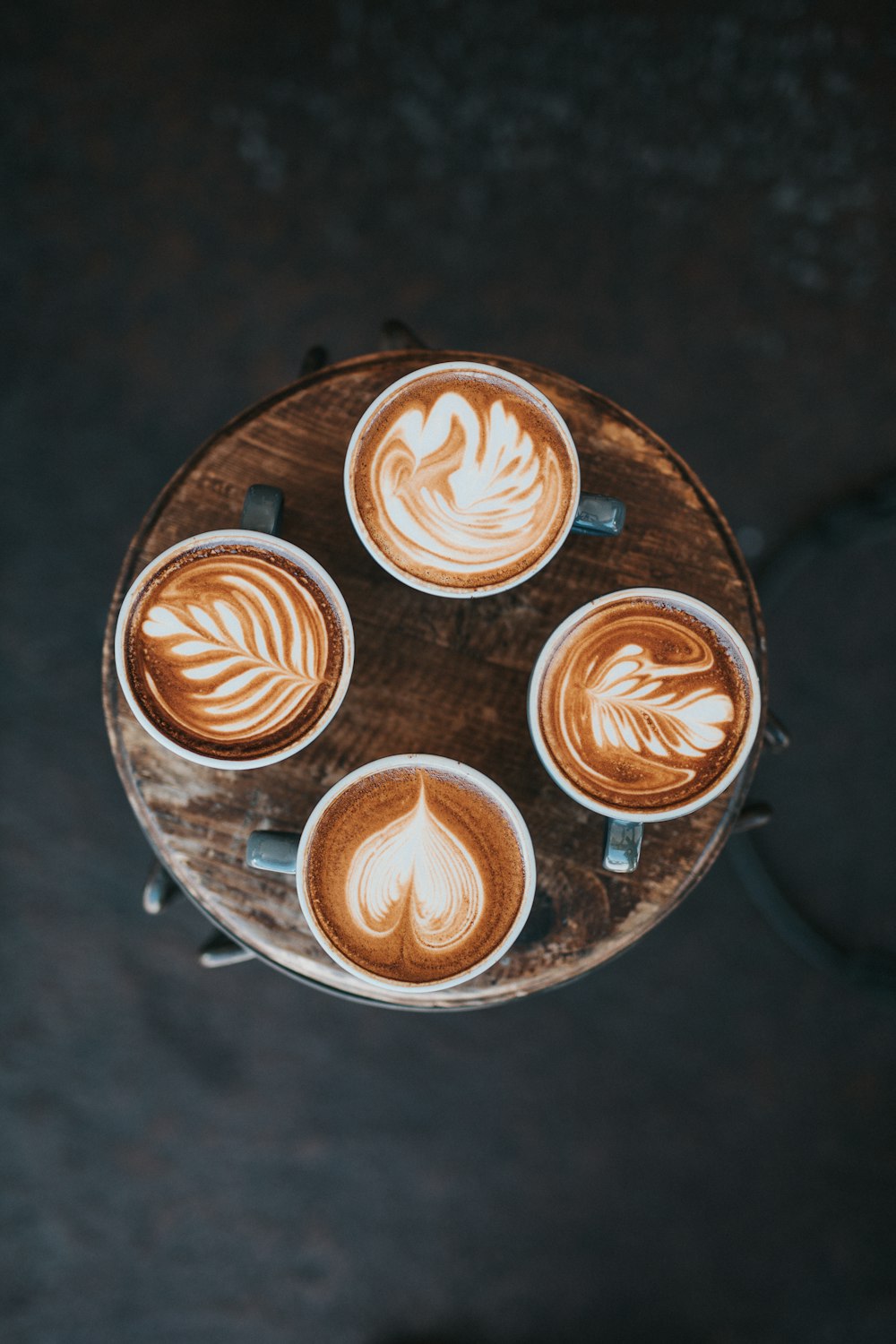 Photographie aérienne de café latte sur table