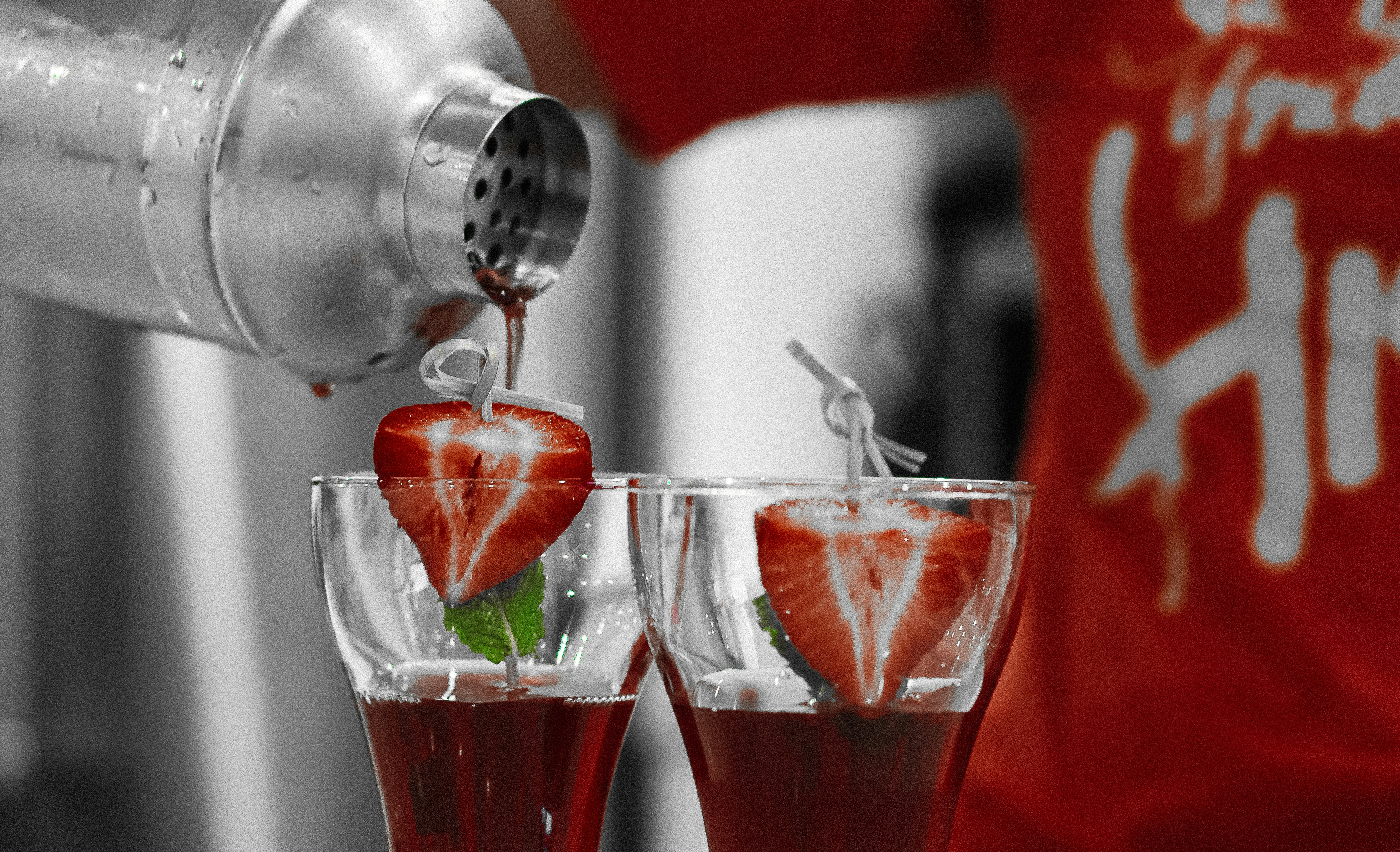 due bicchieri di succo di fragola