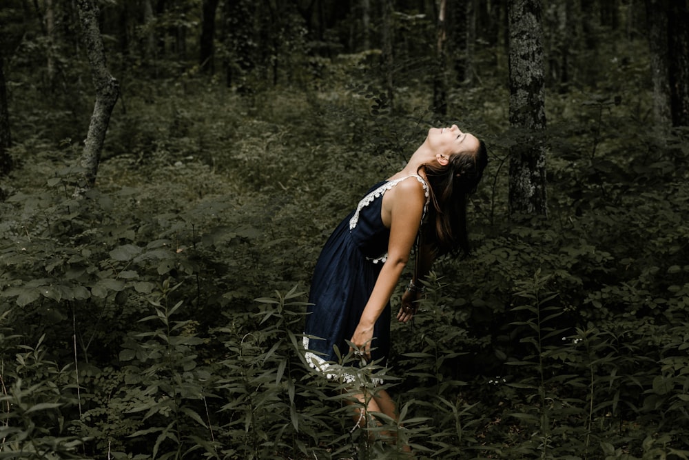 femme debout au milieu de la forêt