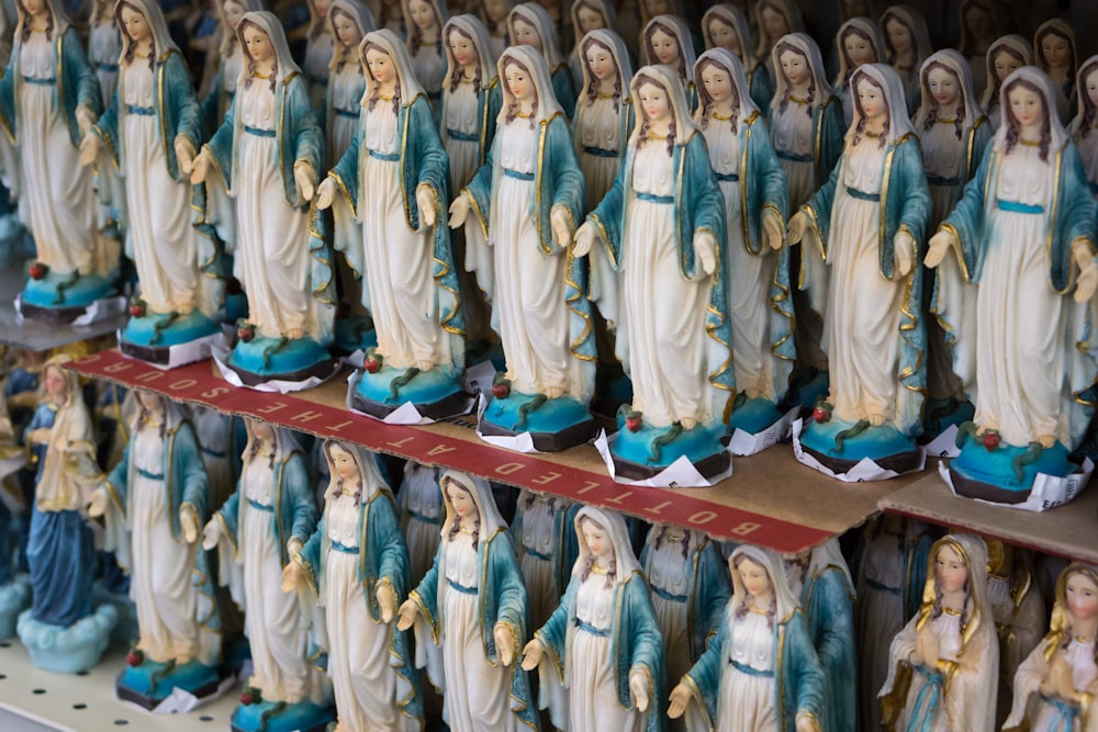 Colección de figuritas de la Virgen María