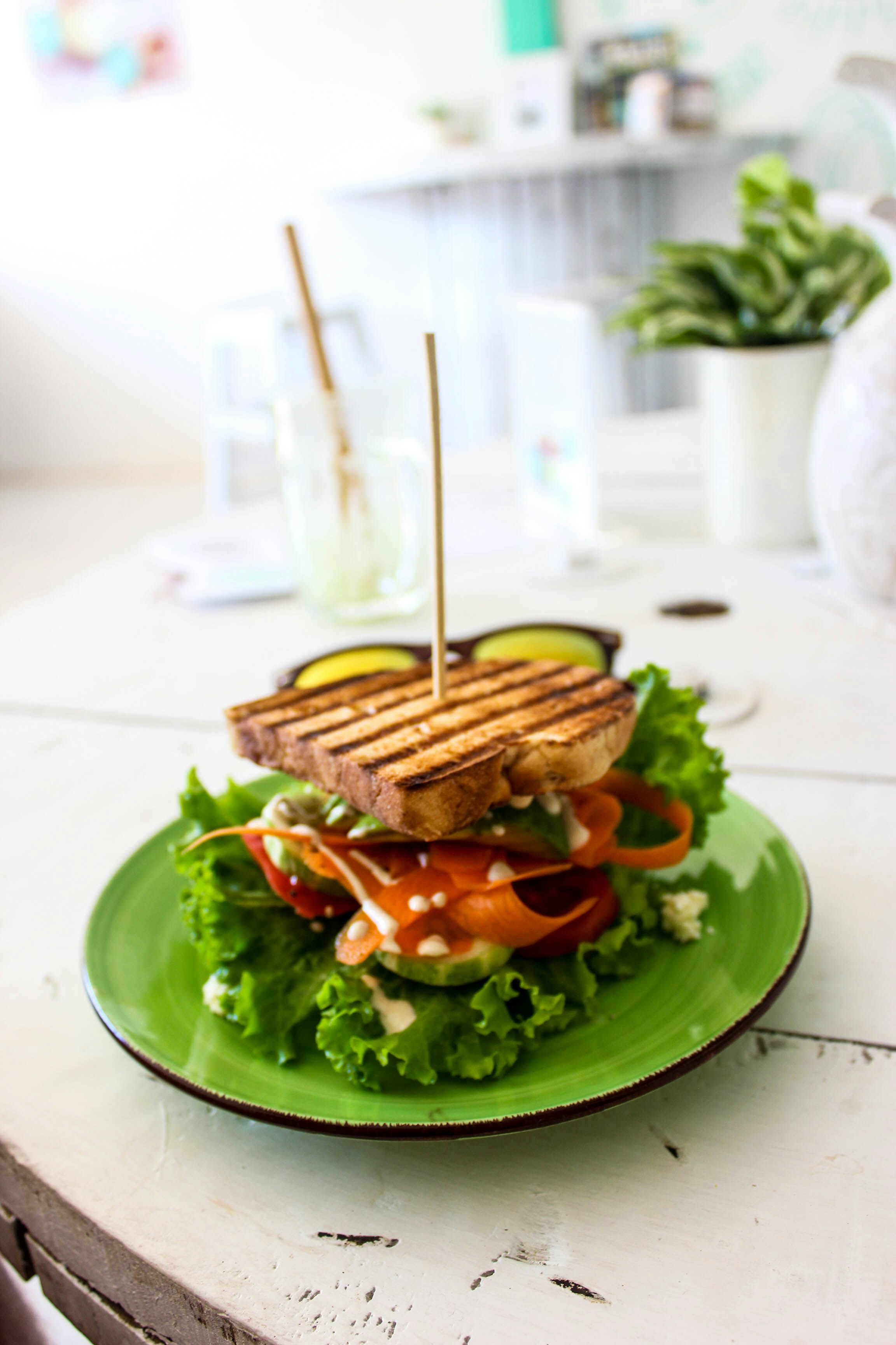 panino allo spiedo su piatto verde
