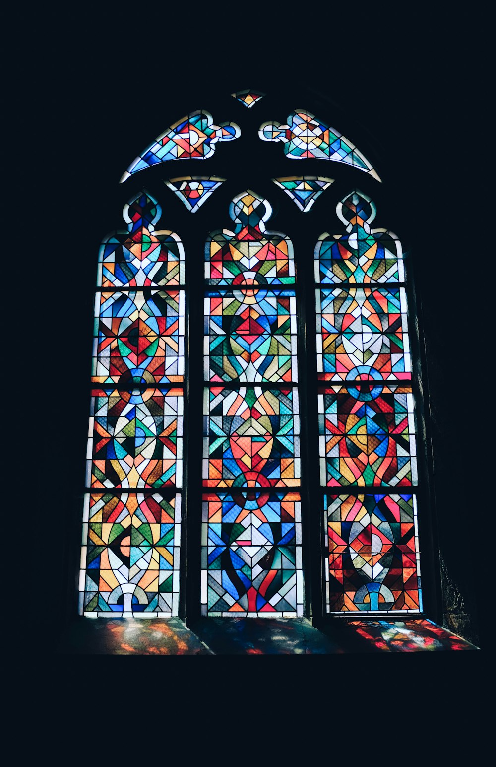 Foto einer mehrfarbigen Glasmosaik-Fensterscheibe