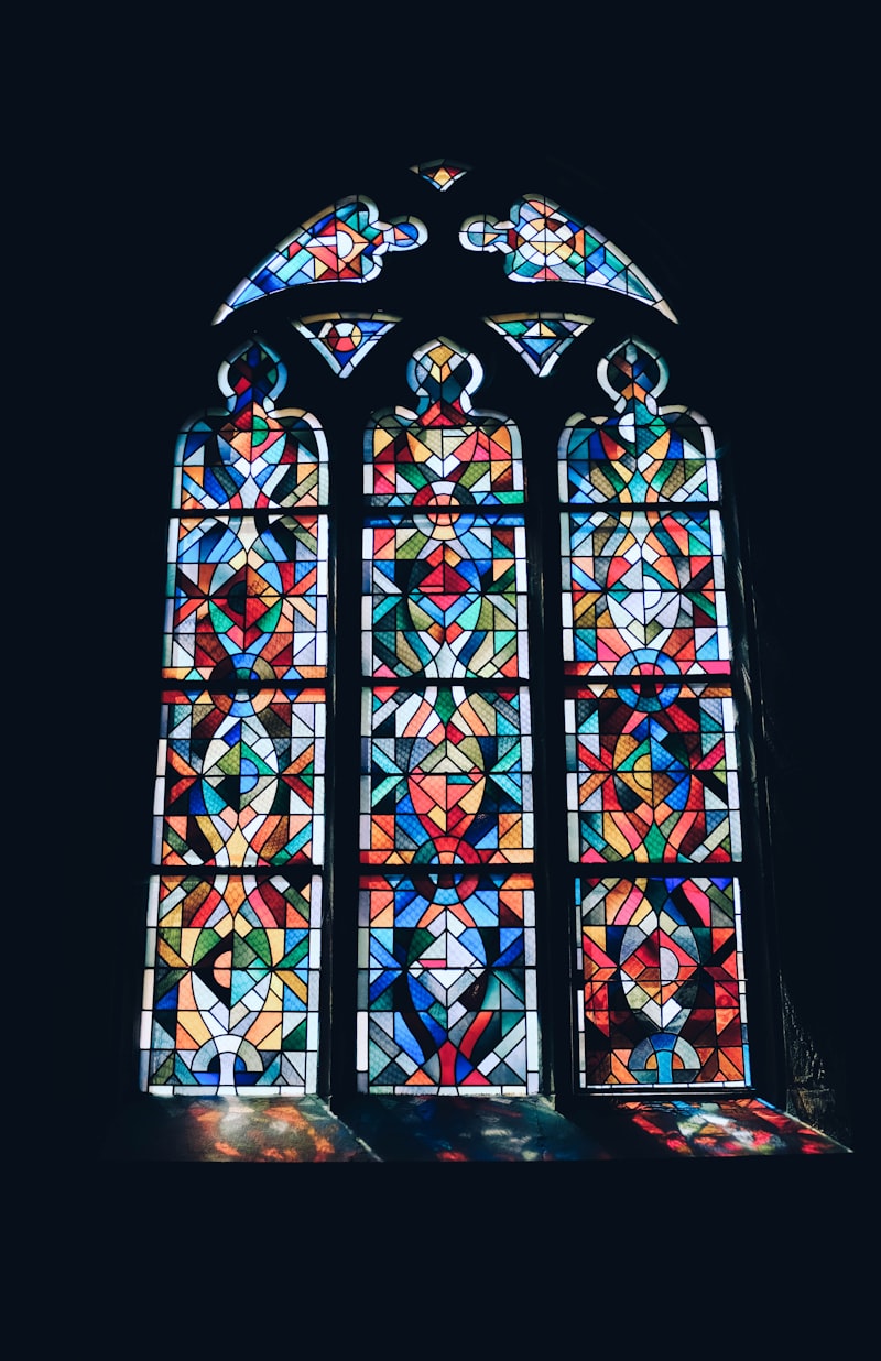 Detail van kleurrijke glas-in-lood stukken