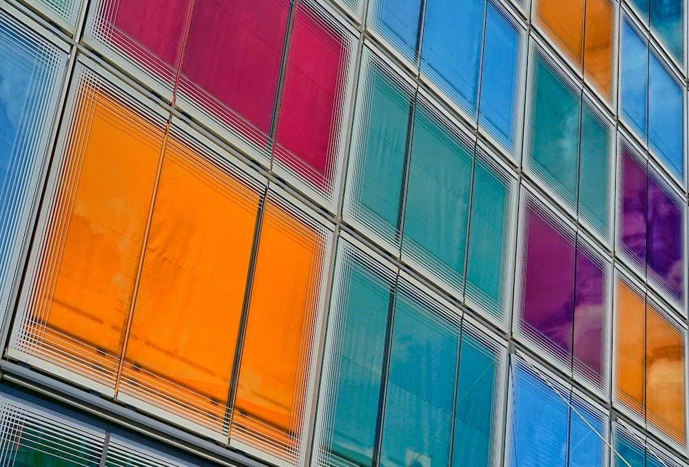 Fotografia architettonica di un edificio in vetro multicolore