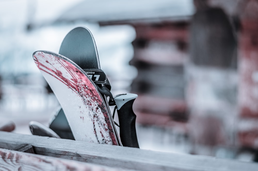 weißes, rotes und schwarzes Skateboard