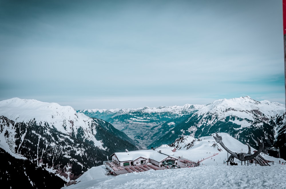 catene montuose innevate bianche