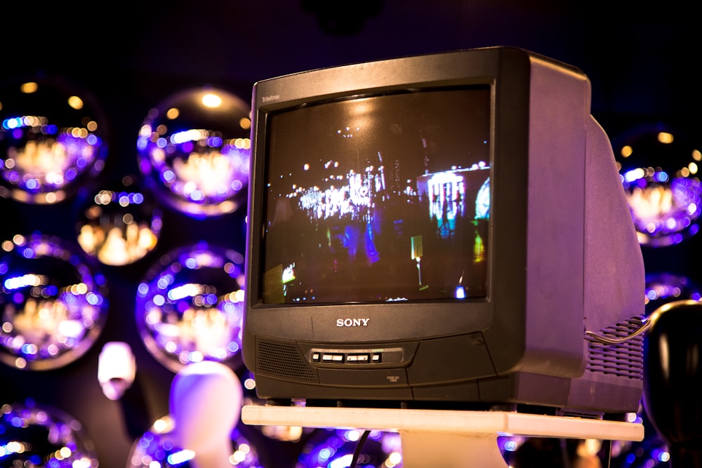 Nahaufnahme des Sony CRT-Fernsehers