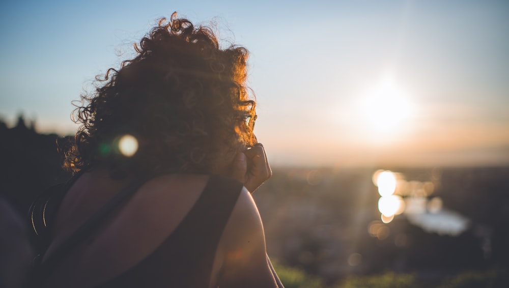 femme en débardeur noir pendant les heures d’or