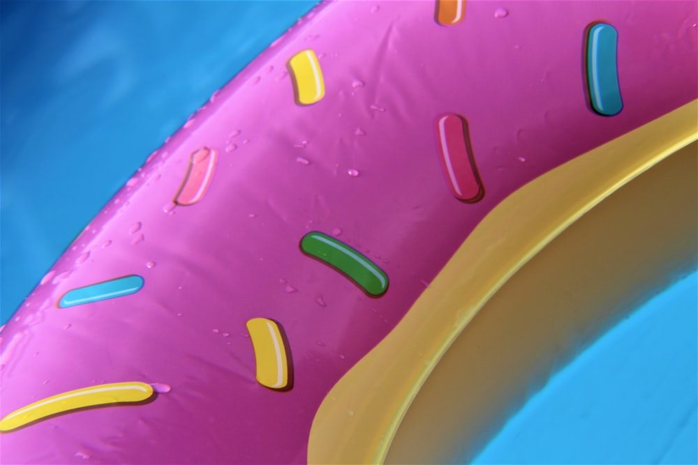 Flutuador de piscina com tema rosa e marrom com donuts