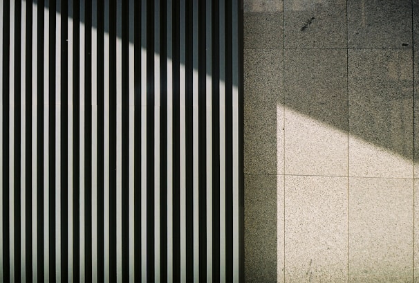 Outdoor fence featuring sleek and durable roster beton panels under natural sunlight.