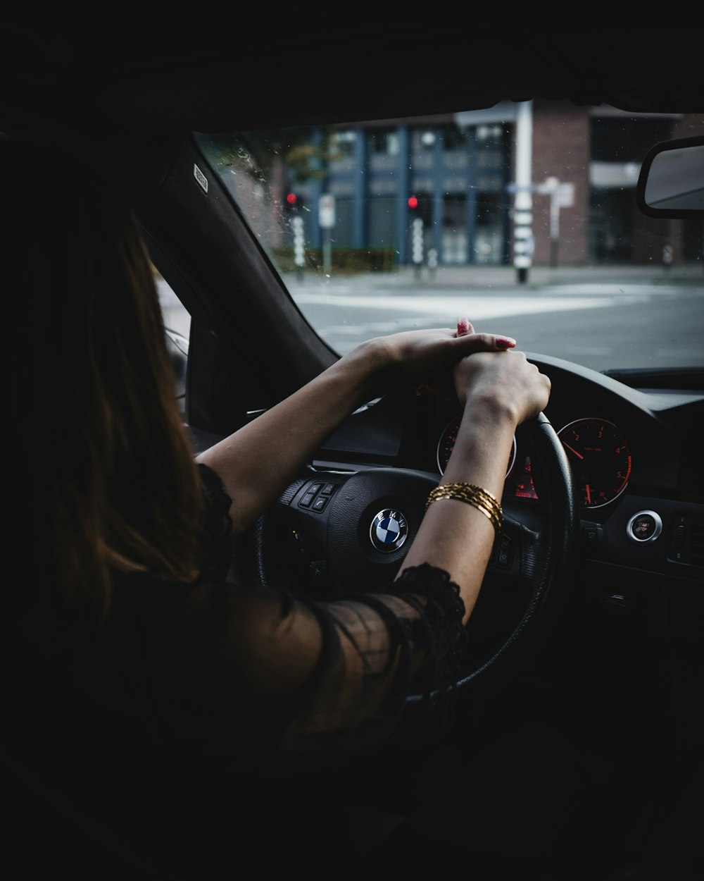 mujer dentro de un coche BMW sosteniendo el volante