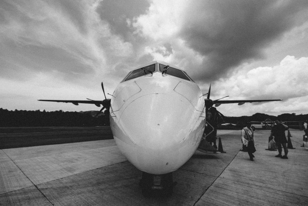 Foto en escala de grises del avión