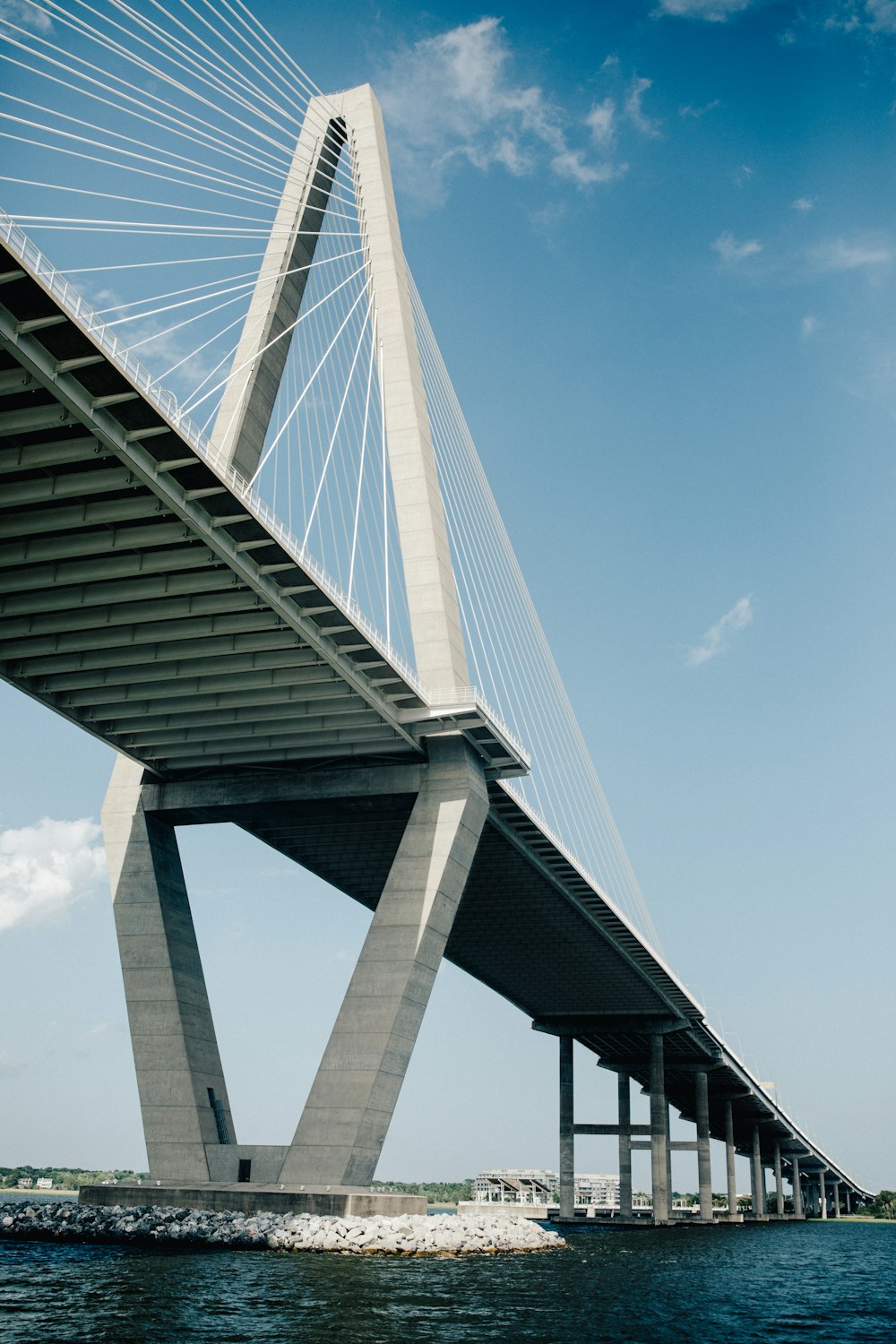 Pont suspendu blanc sur l’eau